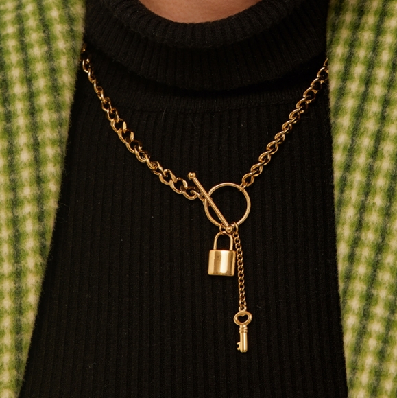 Magnifique Metal Lock Pendant Necklace - Picture 7 of 7